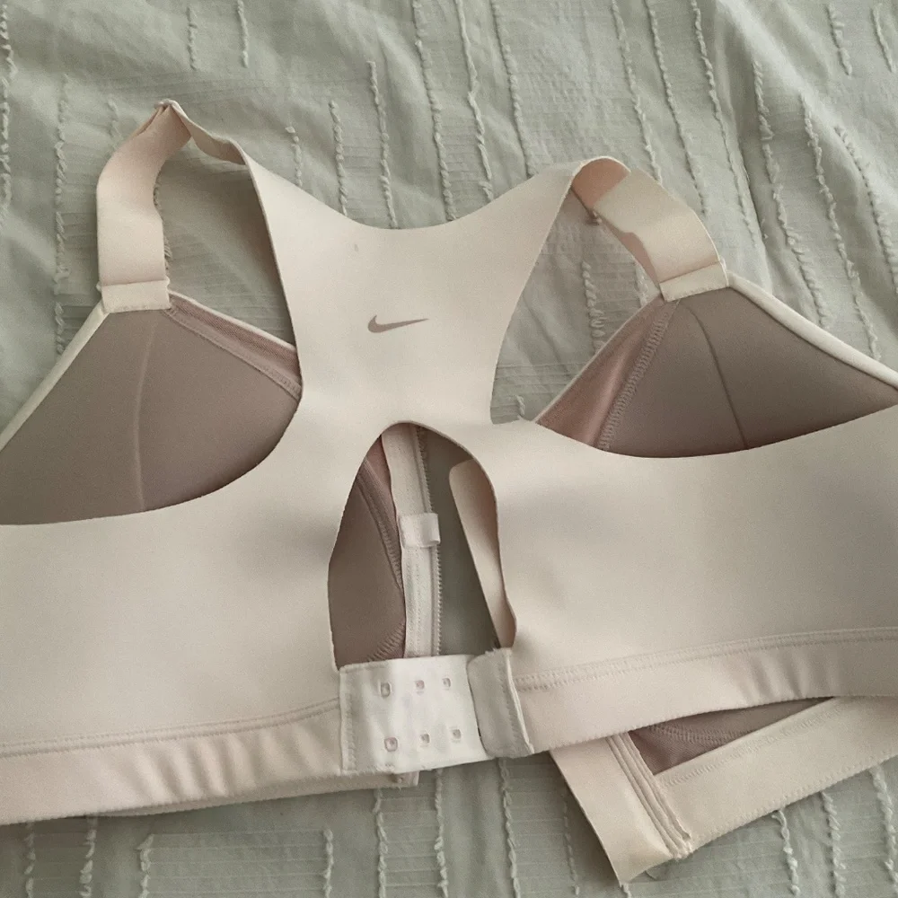 Nike sports bra - Picture 3 of 4